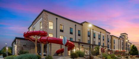 Alberca techada, acceso de 08:00 a 22:00, y sombrillas en la alberca