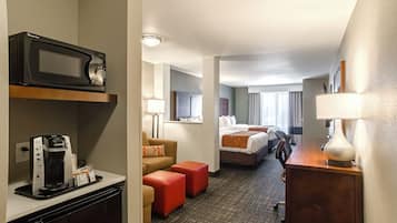 Suite, varias camas, para no fumadores (Shower, 2 Queen & 2 Person Sofa Bed) | Café y/o cafetera