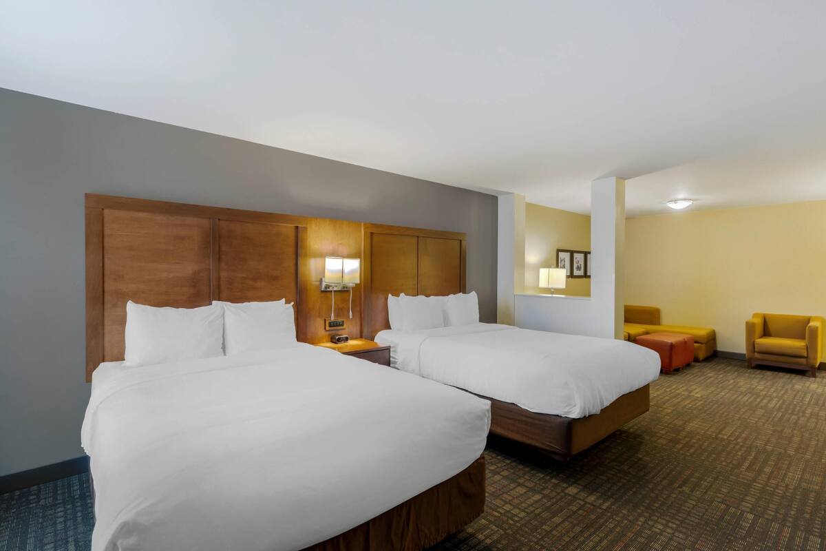 Suite, Multiple Beds, Non Smoking (Shower, 2 Queen & 2 Person Sofa Bed)