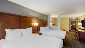 Escritorio, cortinas blackout y tabla de planchar con plancha