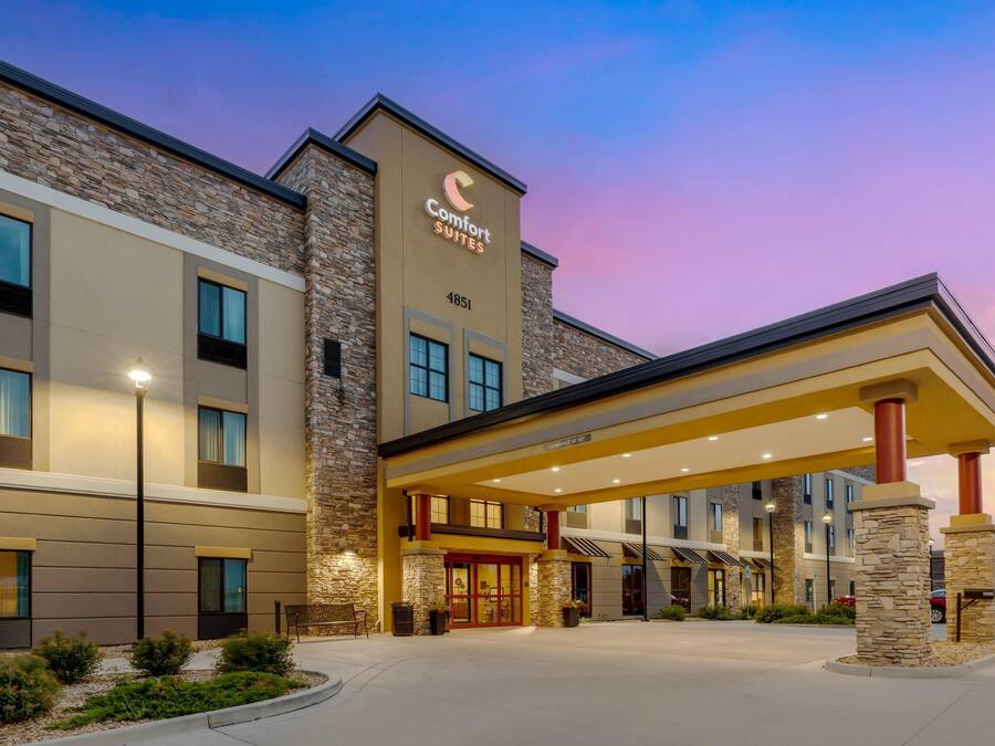 Innendørsbasseng, bassengparasoller og solsenger