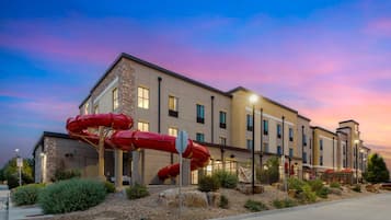 Una piscina cubierta (de 08:00 a 22:00), sombrillas, tumbonas