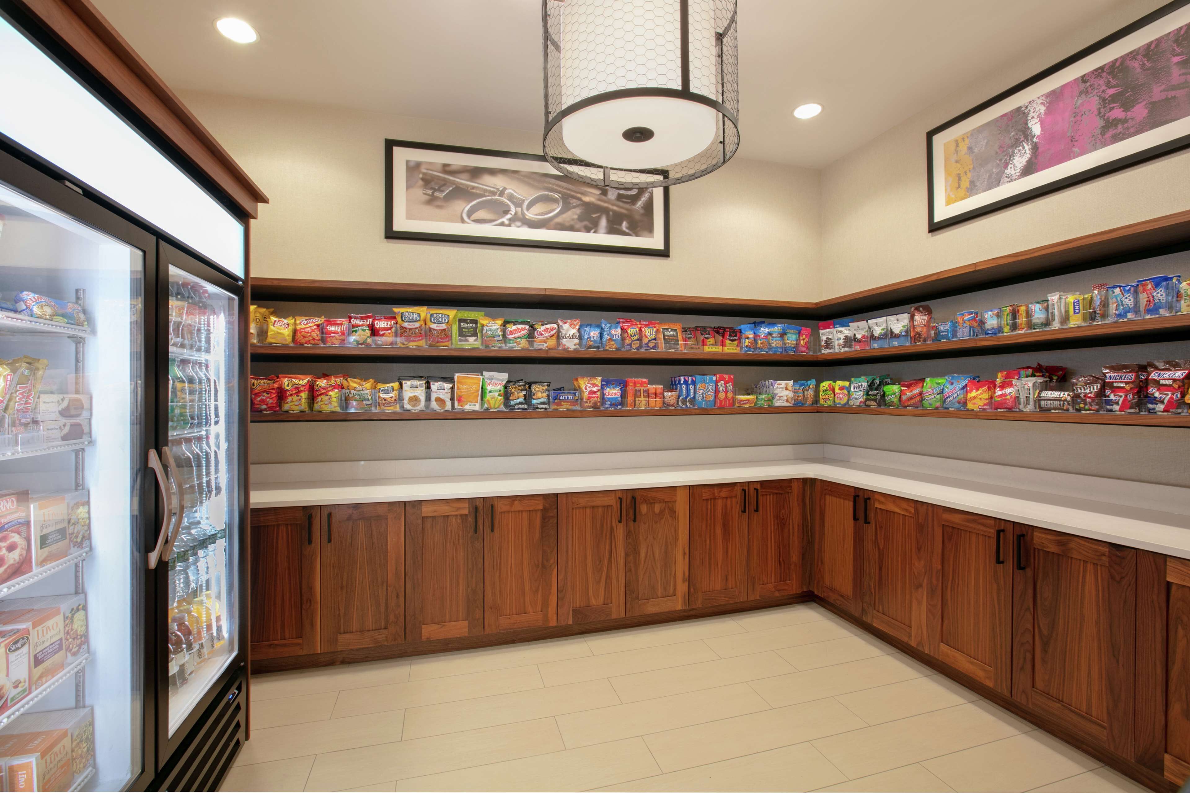 Un espacio de exhibición con diferentes productos de comida para llevar y una sección refrigerada.