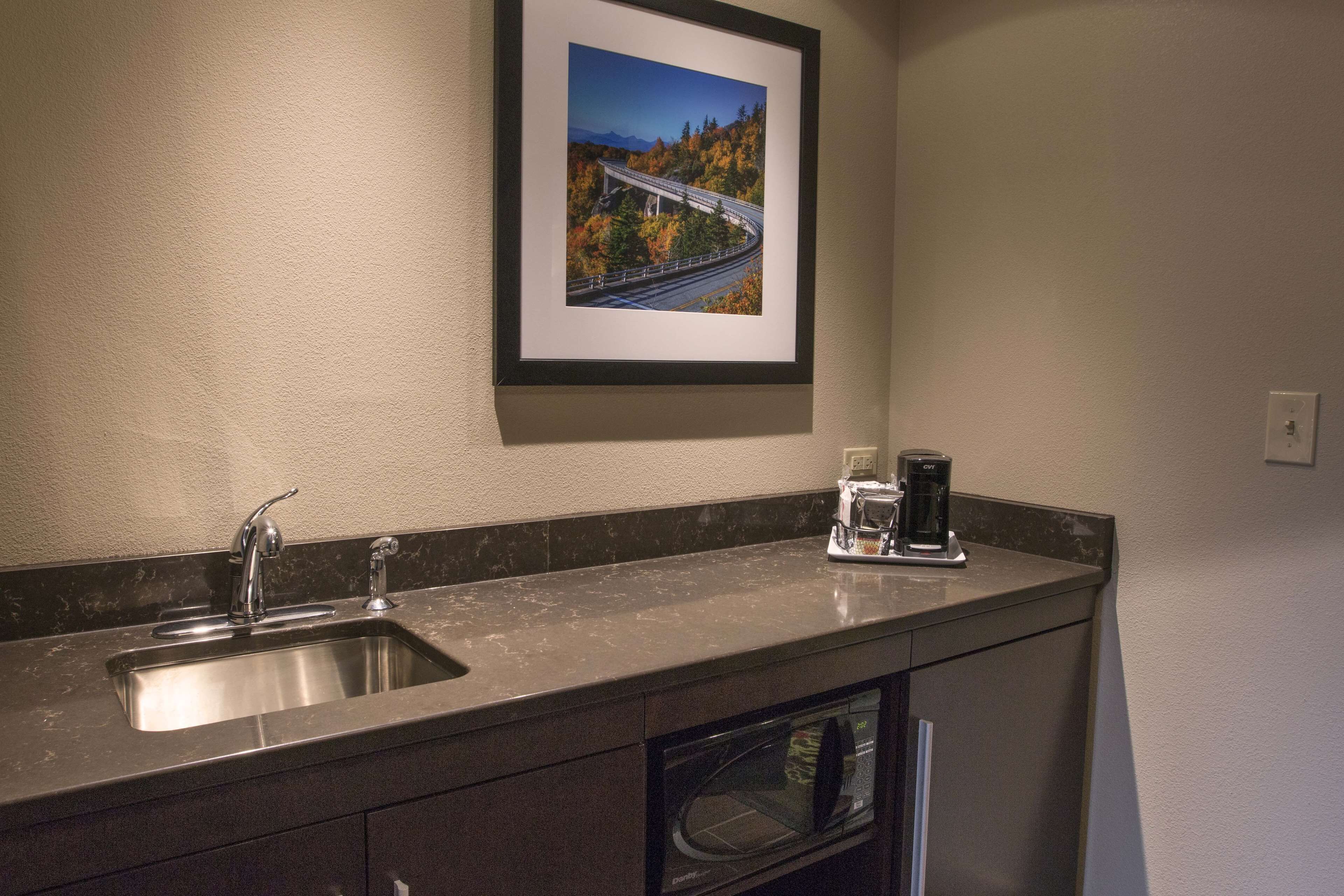 fridge, microwave, coffee/tea maker