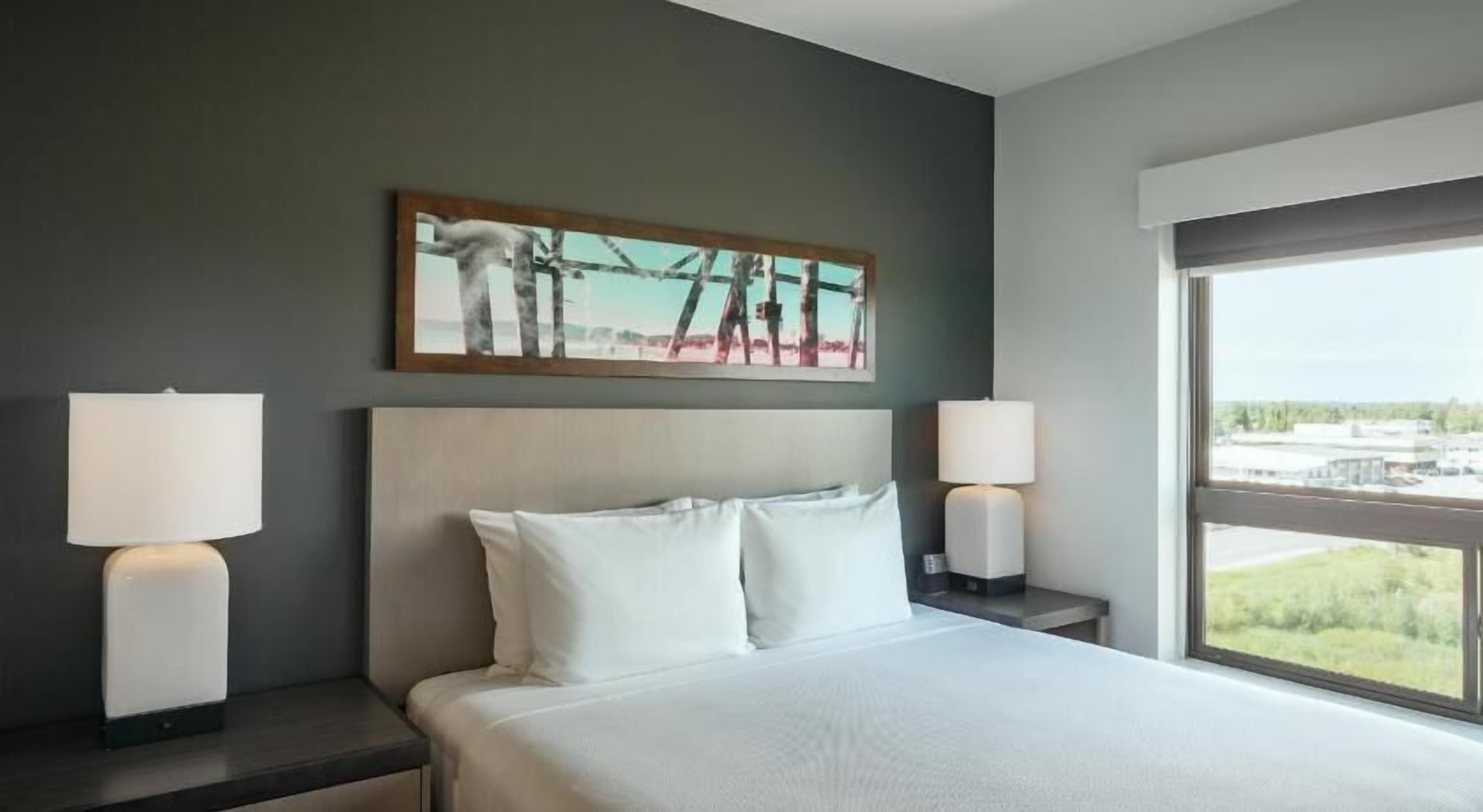 Hypo-allergenic bedding, in-room safe, desk, laptop workspace