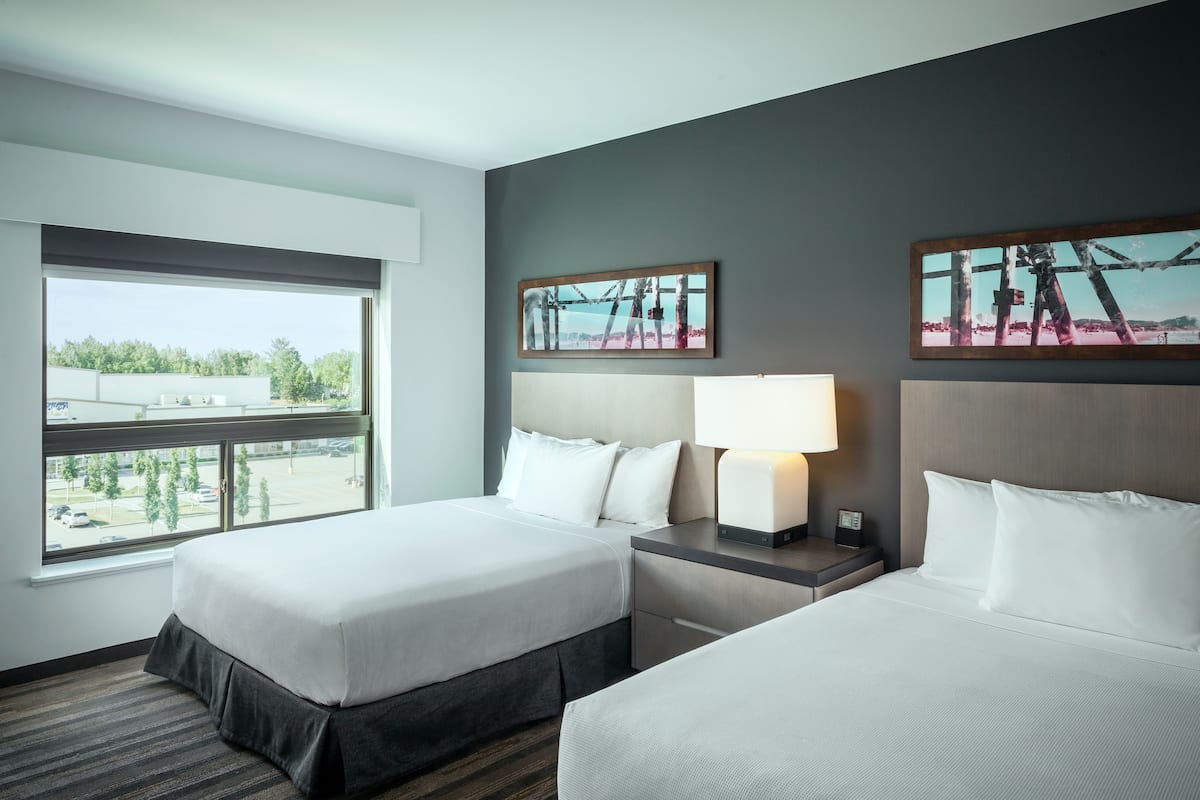 Suite, 1 camera da letto (2 Queen Beds) | Biancheria da letto ipoallergenica, una cassaforte in camera
