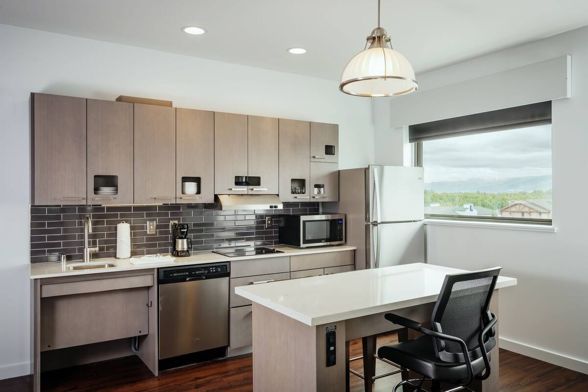 microwave, stovetop, dishwasher, coffee/tea maker