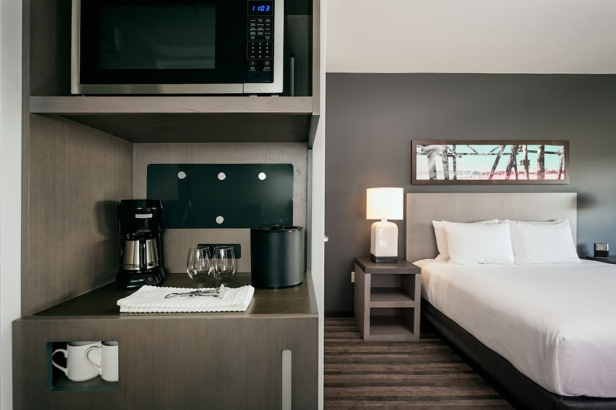 room, 1 king bed | room amenity