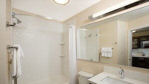 Ein Badezimmer mit Badewanne, Toilette und Waschbecken.