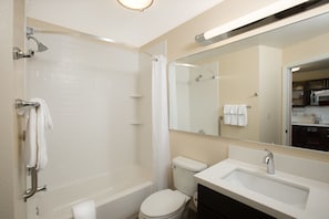 Combined shower/bathtub, free toiletries, hair dryer, towels