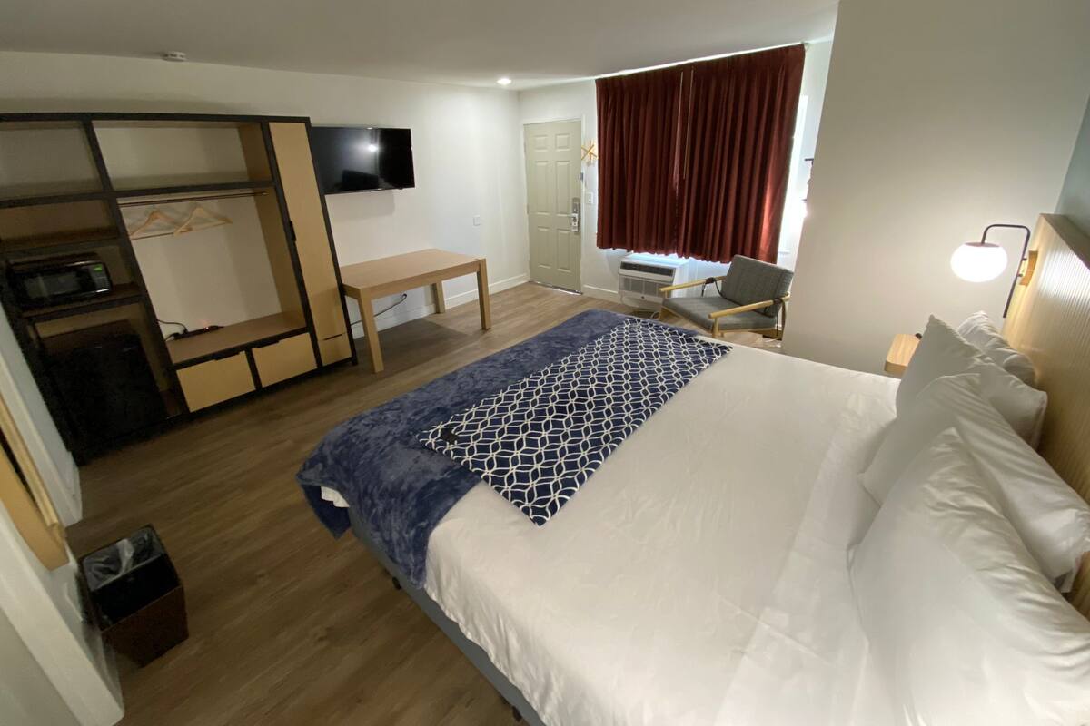 Junior Suite, 2 Bedrooms | 1 bedroom, WiFi (free), bed sheets
