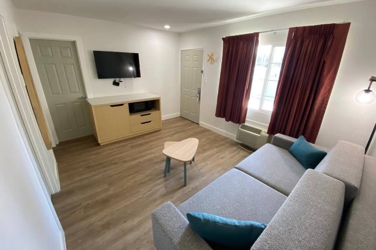 Deluxe Suite, 2 Bedrooms | 1 bedroom, WiFi (free), bed sheets