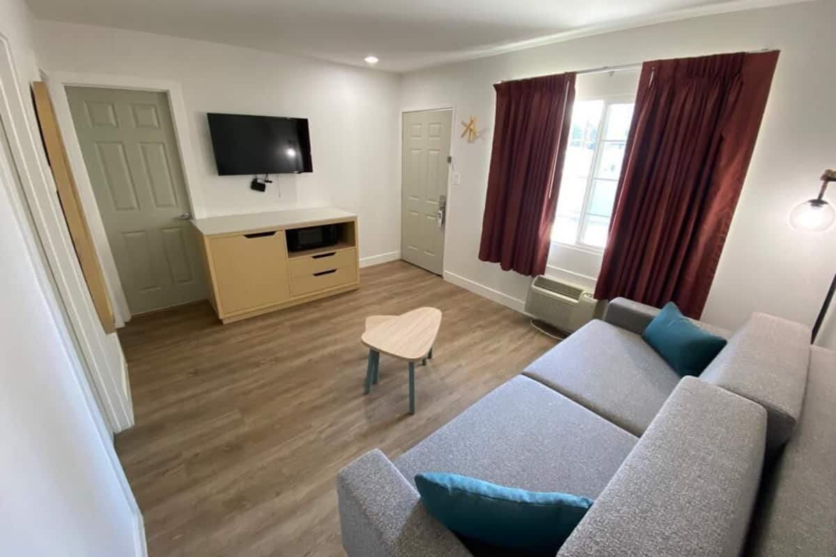 Deluxe Suite, 2 Bedrooms | 1 bedroom, free WiFi, bed sheets