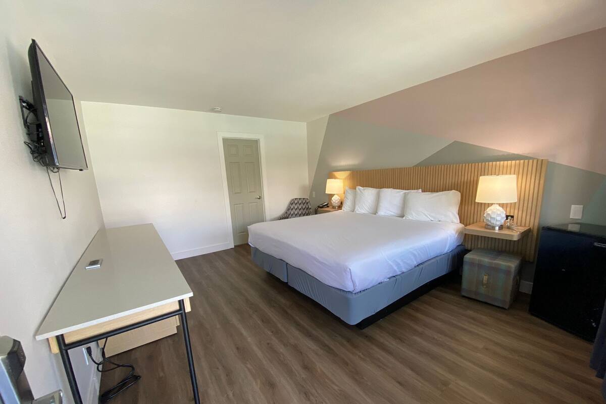 Standard Room, 1 King Bed | 1 bedroom, WiFi (free), bed sheets