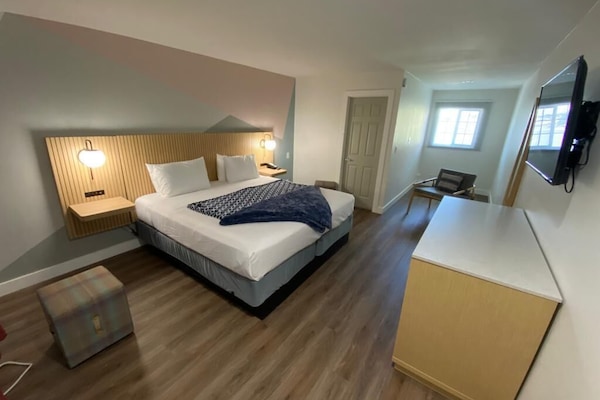 Standard Room, 1 King Bed | 1 bedroom, WiFi (free), bed sheets