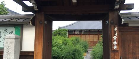 Pintu masuk properti