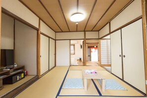 Hus (Hanare, 2 Japanese Futon + 2 Single) | Vardagsrum | Platt-tv och eldstad