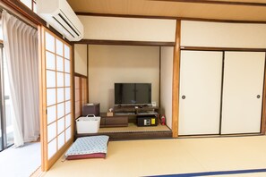 Ferienhaus (Hanare, 2 Japanese Futon + 2 Single) | Wohnbereich | Flachbildfernseher, Kamin