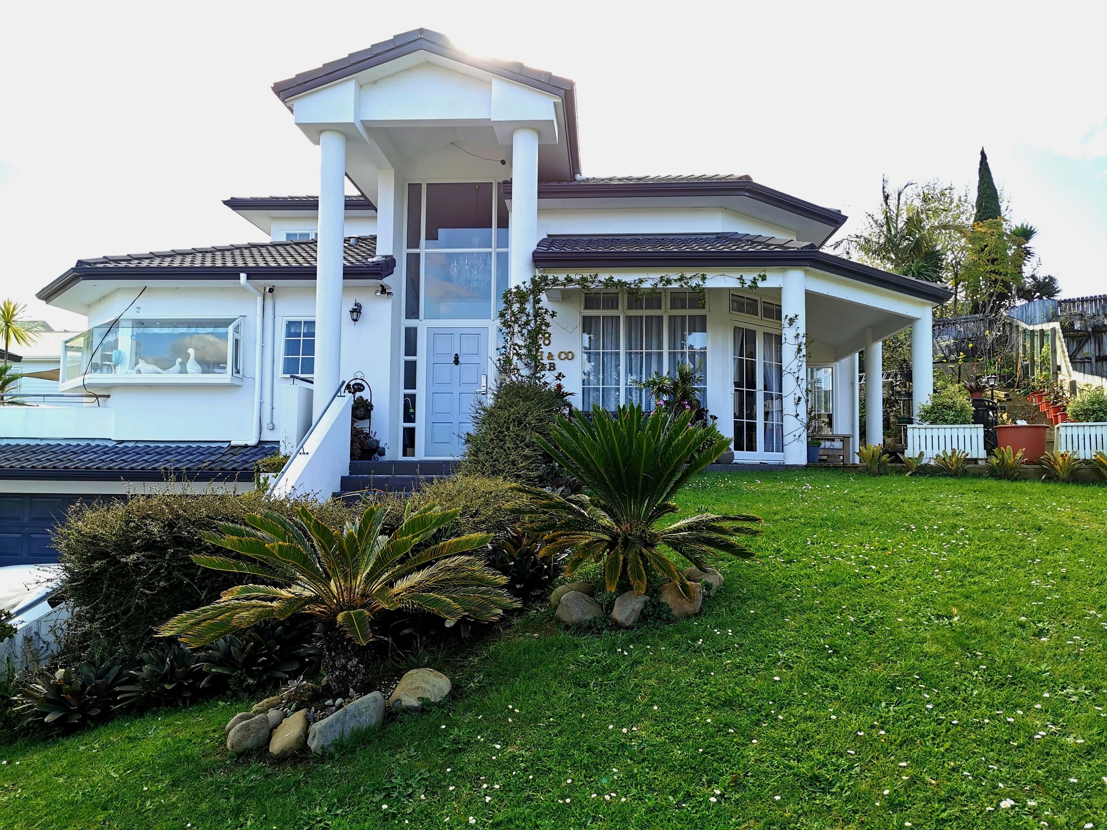 Vista frontal de la propiedad