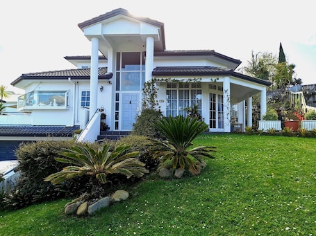 Fachada de la propiedad. Lush & Co Auckland Bed & Breakfast