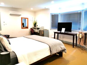 Iron/ironing board, free WiFi, bed sheets - Lush & Co Auckland Bed & Breakfast (Auckland)