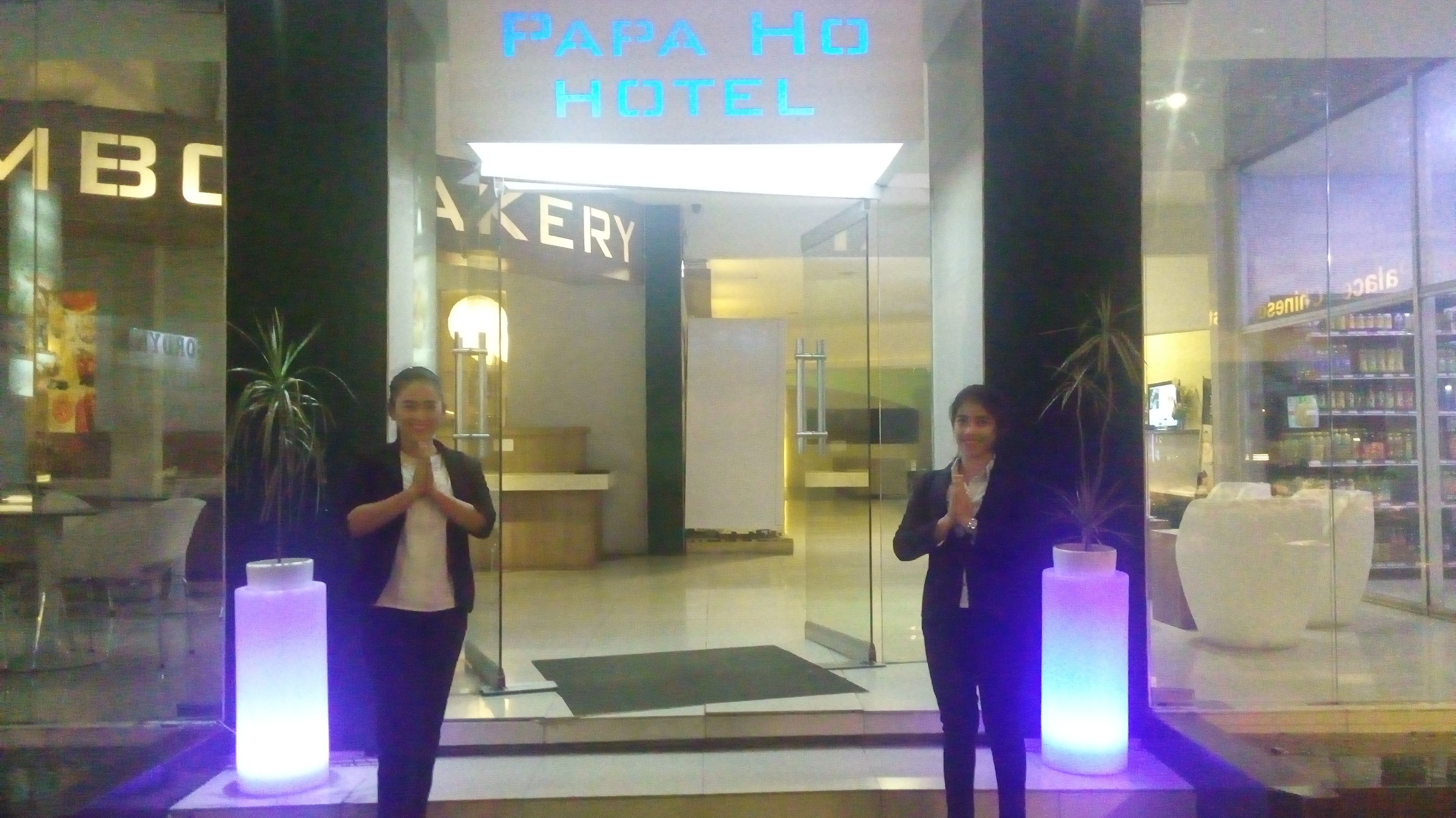L’entrée de l’hôtel Papa présente un espace de réception bien visible et une porte en verre.