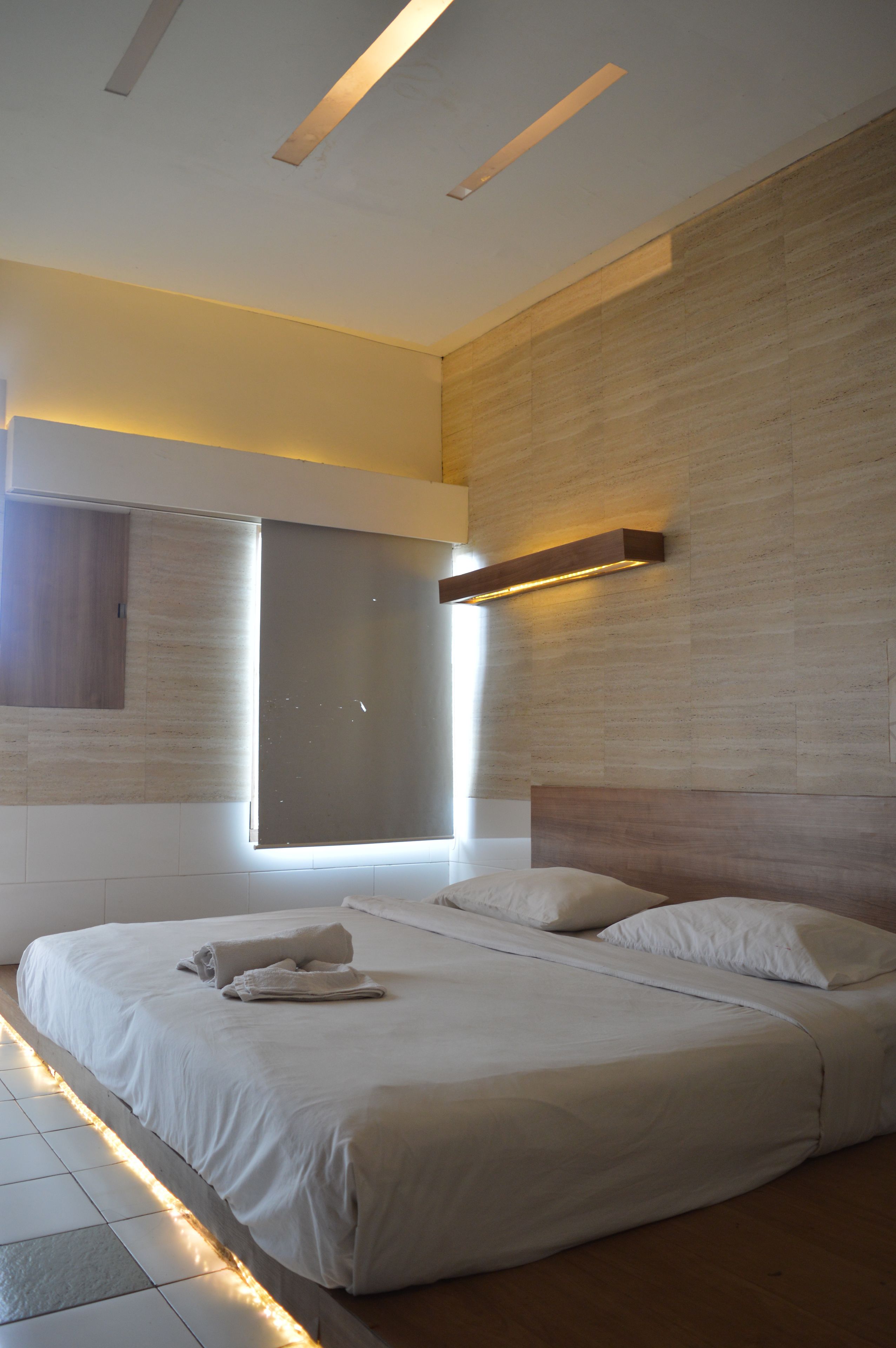 Escritorio, wifi gratis y ropa de cama 