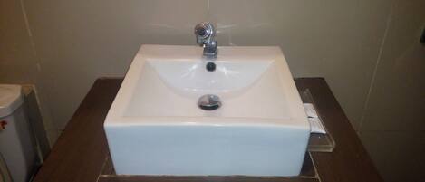Un lavabo de baño con un espejo encima.