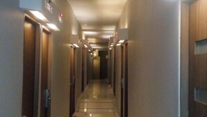 Un pasillo de hotel con puertas que indican “suite 36” y “suite 37”.