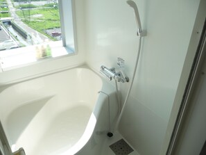 Combined shower/bathtub, free toiletries, hair dryer, slippers