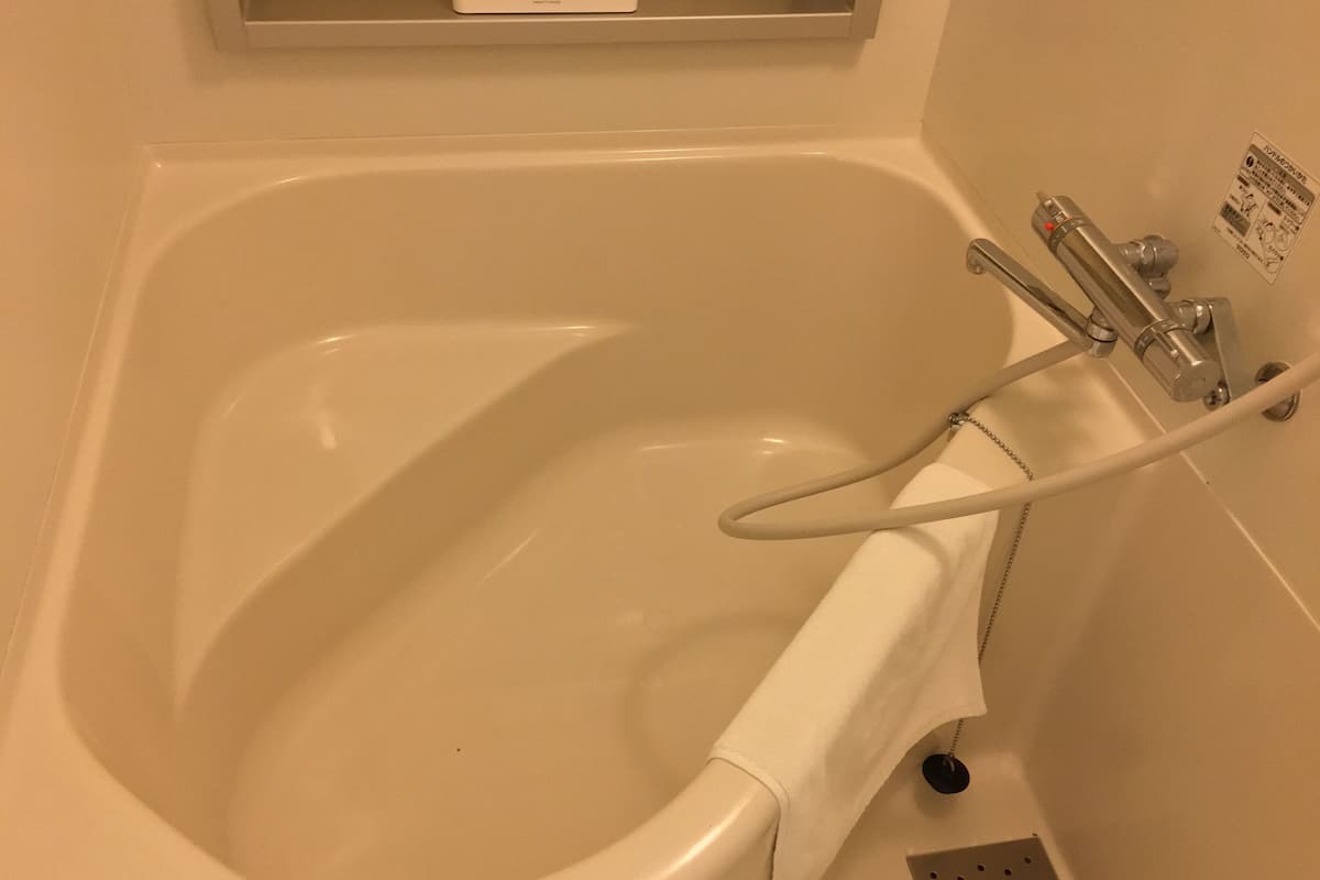 combined shower/bathtub, free toiletries, hair dryer, slippers