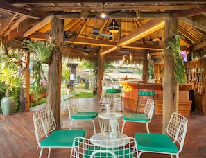 Bar en bord de piscine