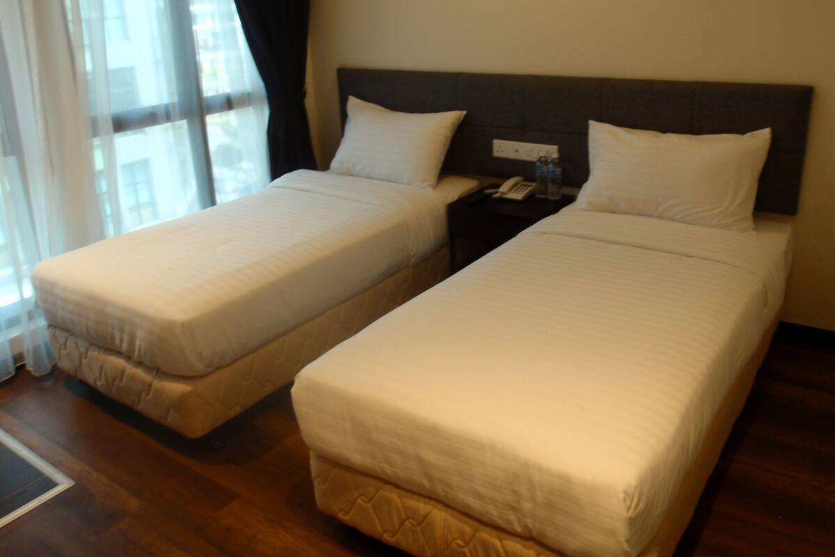 Twin Room | Meja, seterika/papan seterika, Wi-fi percuma 