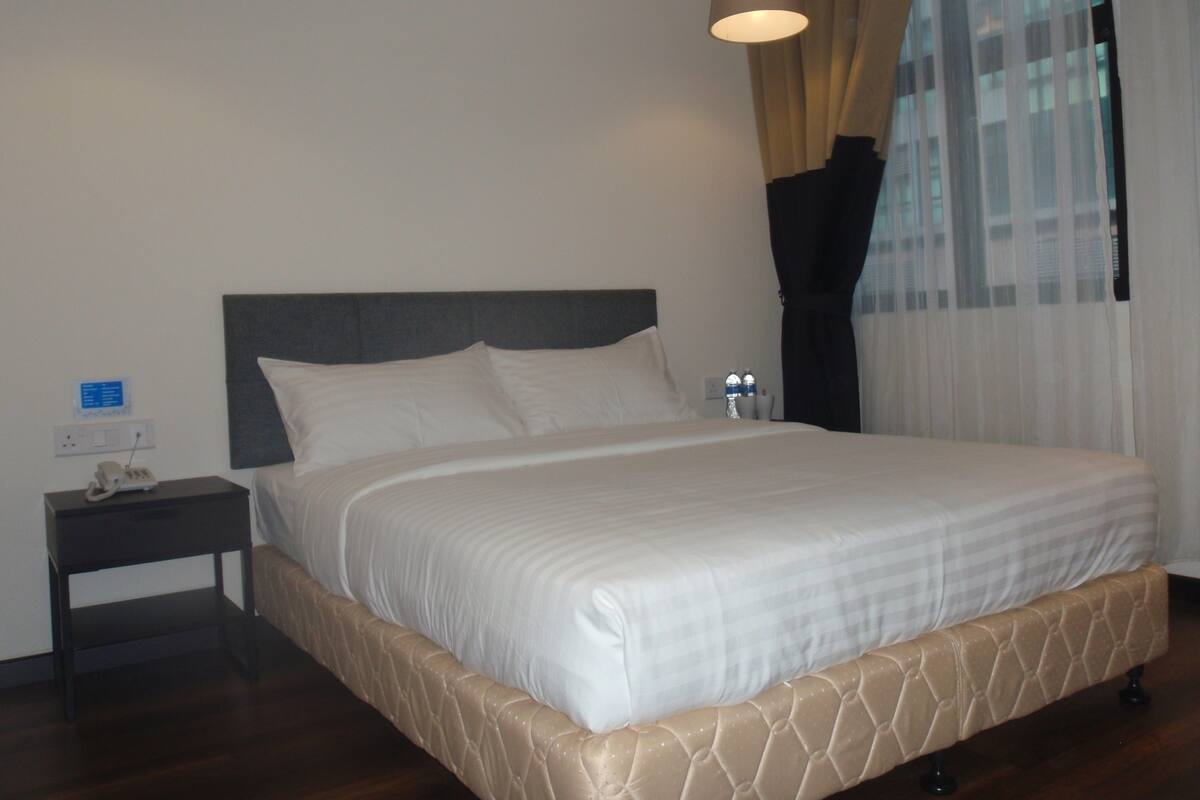 Room, 1 Katil Ratu (Queen), Accessible | Meja, seterika/papan seterika, Wi-fi percuma 