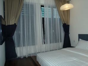 Chambre, 1 grand lit (Window) | Bureau, fer et planche à repasser, accès au Wi-Fi (inclus)