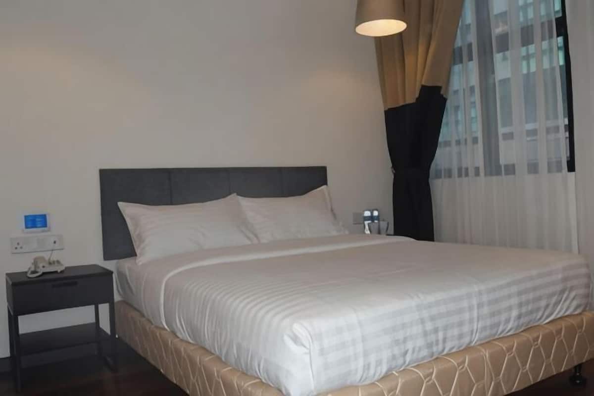 Escritorio, tabla de planchar con plancha, wifi gratis