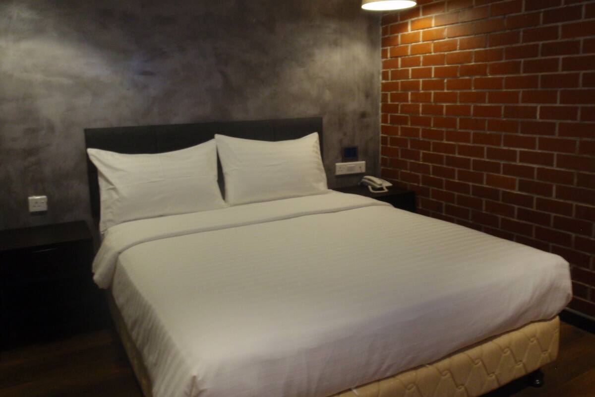 Room, 1 Katil Ratu (Queen), No Windows | Meja, seterika/papan seterika, Wi-fi percuma 