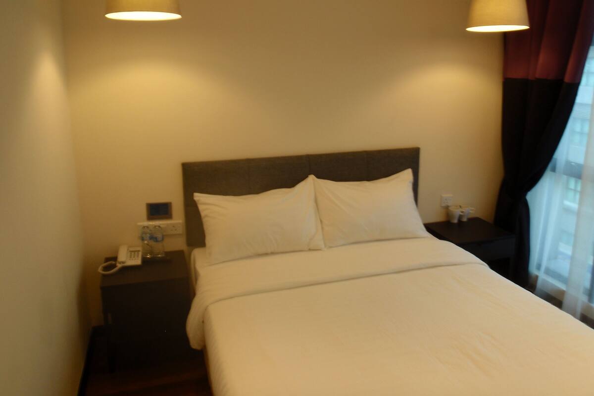 Room, 1 Katil Ratu (Queen) (Window) | Meja, seterika/papan seterika, Wi-fi percuma 