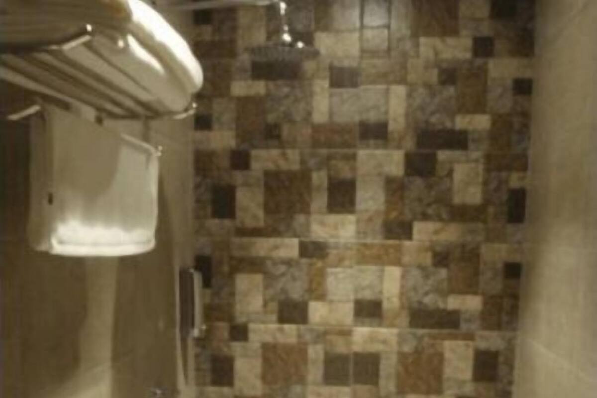 Ducha, secador de pelo, bidé y toallas