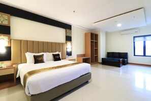 Executive Suite | Desk, free WiFi, bed sheets - Coin's Hotel Jakarta (Jakarta)
