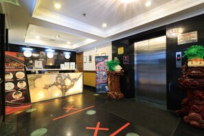 Reception - Coin's Hotel Jakarta (Jakarta)