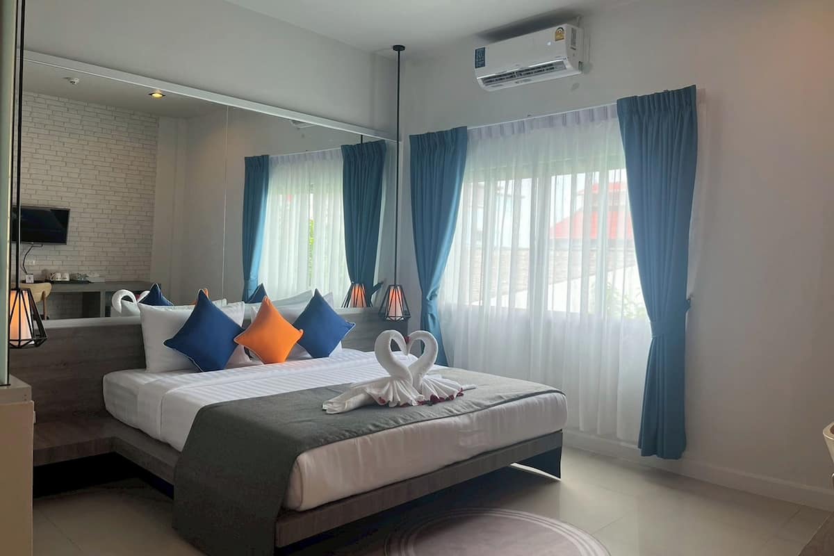 1 bedroom, in-room safe, desk, free WiFi