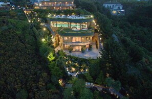 Bagian depan properti - sore/malam