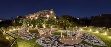 Mặt tiền nơi lưu trú - ban đêm