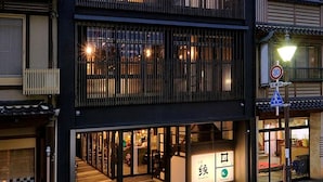 Un bâtiment à deux étages doté d’une façade moderne, de grandes fenêtres en verre et d’une entrée bien visible, agrémentée d’une enseigne.