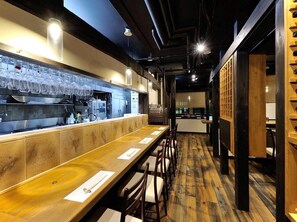 Phục vụ bữa trưa và bữa tối 