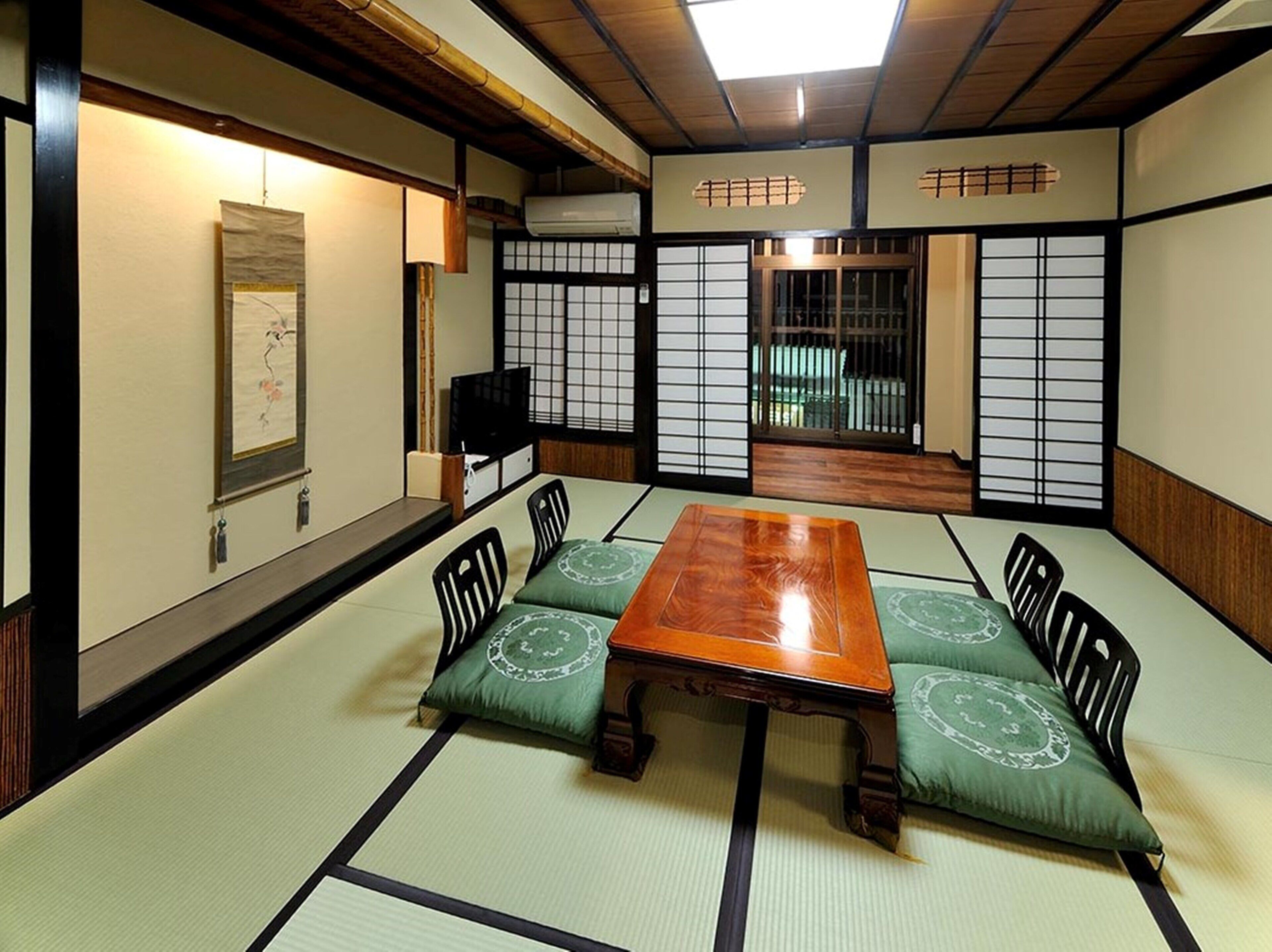 Habitación (Japanese Western Style) | Edredón, caja de seguridad en la habitación y decoración personalizada 
