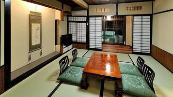 Habitación (Japanese Western Style) | Edredón, caja de seguridad en la habitación y decoración personalizada