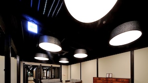 Un intérieur moderne avec un plancher en bois, un canapé, un bureau et une commode.
