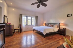 Habitación superior con 1 cama matrimonial o 2 individuales, vista al jardín | 1 habitación y caja de seguridad en la habitación 